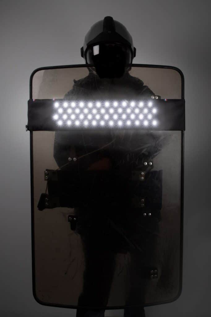 Bouclier d'intervention équipé du flash éblouissant FLASH-FORCE, de nuit