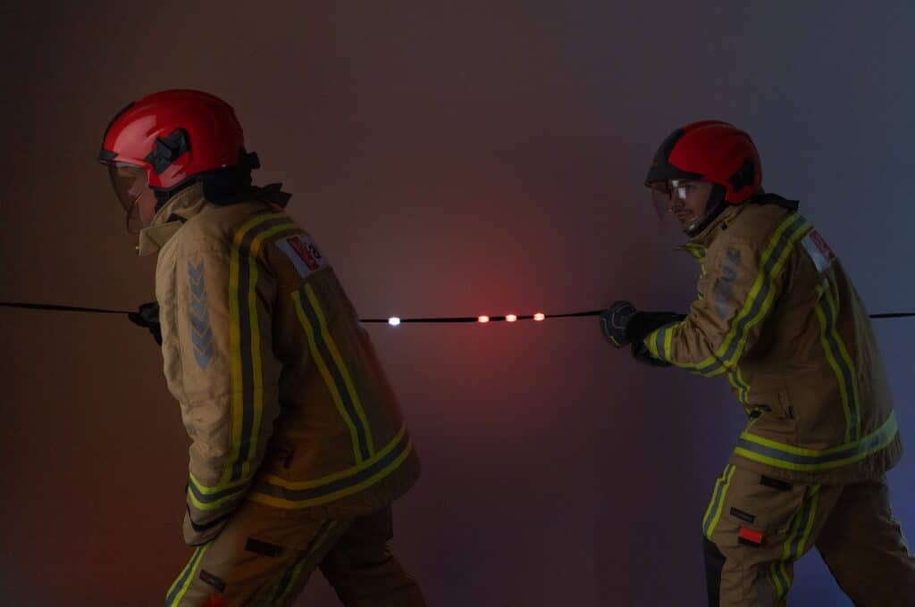 Sapeurs-pompiers en intervention guidés par la ligne lumineuse LED-Line